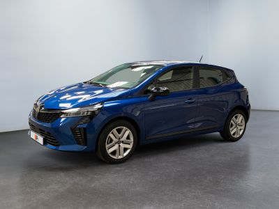Une voiture bleue est garée dans une pièce aux murs blancs.