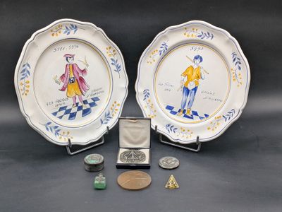 deux assiettes ornées de motifs se trouvent à côté d'une petite pièce de monnaie