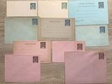 de nombreuses enveloppes de différentes couleurs posées sur une table en bois