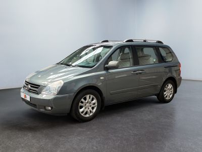 La voiture grise est garée dans la pièce vide de l'immeuble.