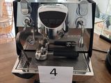 une machine à café posée sur une table