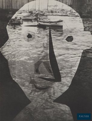 photographie en noir et blanc du visage d'un homme, avec des bateaux en arrière-plan