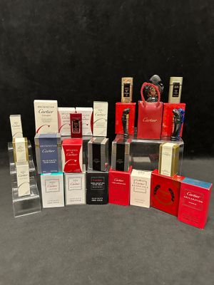 beaucoup de parfums différents sur la table