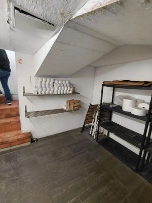 un homme qui monte les escaliers dans une pièce