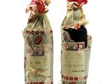 deux bouteilles de vin emballées dans du papier journal