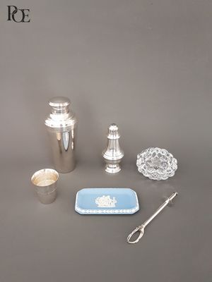 un grand nombre d'objets posés sur une table