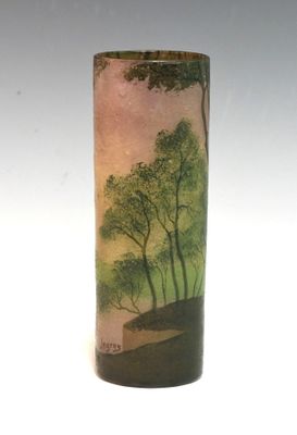 un vase avec un tableau posé sur une table