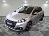 la voiture argentée est garée dans le garage sur le sol en damier
