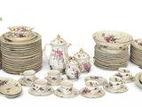 plusieurs pièces de poterie posées sur une table