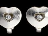 paire de boucles d'oreilles en argent en forme de cœur, ornées d'un diamant serti au centre