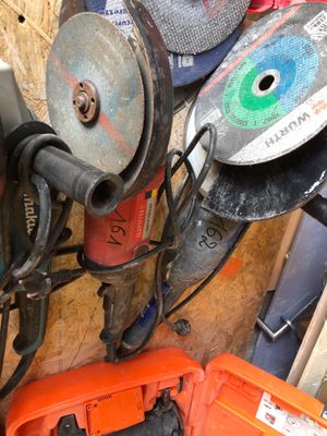 de nombreux outils divers qui traînent par terre