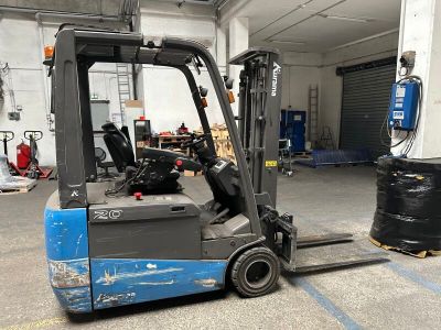 un chariot élévateur garé dans un garage