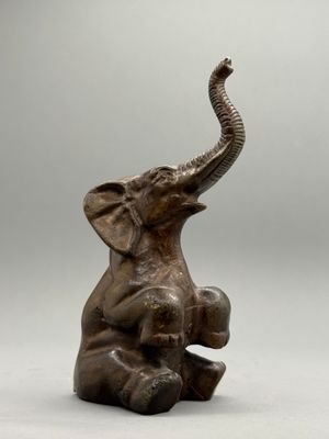 statue représentant un éléphant tenant un éléphanteau dans sa trompe