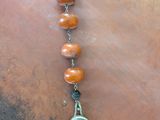 Gros plan sur un collier orné d'une croix