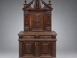 un vieux meuble en bois avec des sculptures et des gravures sur le dessus