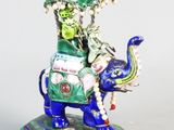 une figurine représentant un homme à dos d'éléphant