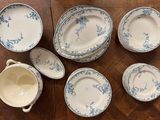 plusieurs pièces de porcelaine bleue et blanche posées sur une table en bois