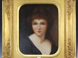 portrait d'une femme en robe noire dans un cadre doré