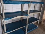 une étagère bleue au milieu d'une pièce carrelée