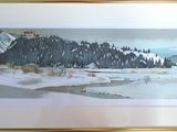 tableau représentant un paysage de montagne enneigé, avec une rivière au premier plan et des arbres à l'arrière-plan