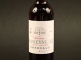une bouteille de vin posée sur une table