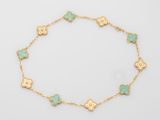 un bracelet en forme de trèfle en or 18 carats et émail