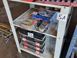 un chariot de travail chargé d'outils dans un garage