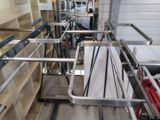 une pièce avec beaucoup d'étagères et un vélo à l'intérieur
