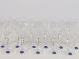 six verres à vin transparents, bordés de bleu sur fond blanc