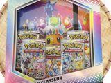 La boîte contient un assortiment de cartes Pokémon et une boîte de cartes.