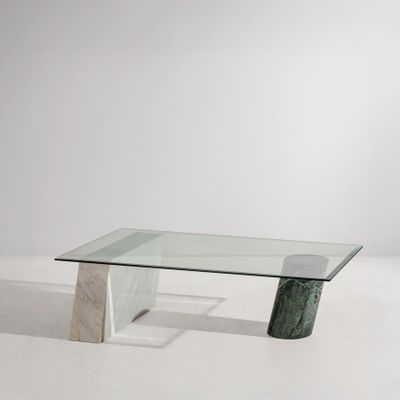 une photo d'une table en verre avec un piètement en marbre et un plateau en verre