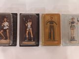 trois figurines en plastique représentant un homme et une femme, exposées