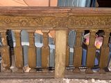 une vieille balustrade en bois recouverte d'une épaisse couche de peinture