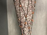 deux vases posés sur une étagère en verre