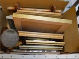 une boîte en carton contenant un certain nombre d'objets