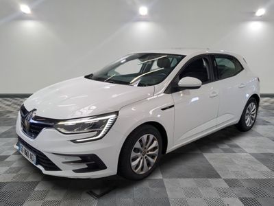 la voiture blanche est garée sur un carrelage à carreaux