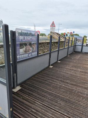 un panneau apposé sur le mur d'un immeuble indiquant « stationnement interdit »