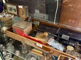 une vitrine en verre contenant divers objets