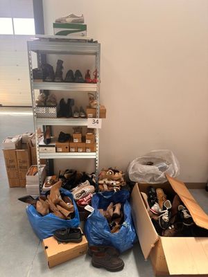 une pièce où il y a beaucoup de chaussures