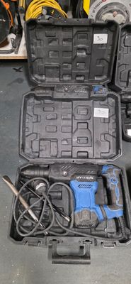 de nombreux outils rangés dans une mallette posée par terre
