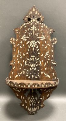 une vieille étagère en bois ornée d'un motif décoratif sur le dessus