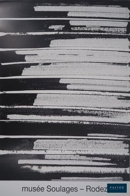 une photo en noir et blanc d'un livre sur lequel figure l'image d'un piano