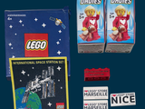 deux boîtes de Lego et un kit Lego représentant une station spatiale