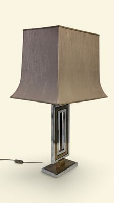 une lampe posée sur une table sur laquelle se trouve une lampe