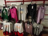 beaucoup de chemises suspendues à un portant dans un magasin