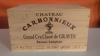 une boîte en bois avec une étiquette sur une table
