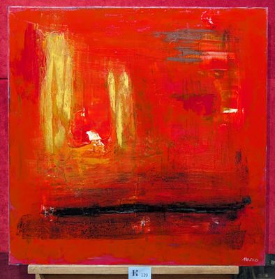 tableau représentant une peinture abstraite rouge et jaune posée sur un chevalet en bois