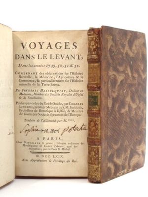 un vieux livre écrit posé sur une table