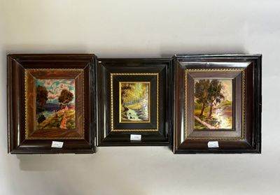 trois tableaux encadrés accrochés à un mur, de couleurs et de tailles différentes