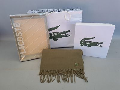 LACOSTE Echarpe en lainage kaki à bords frangés. Etat neuf, …